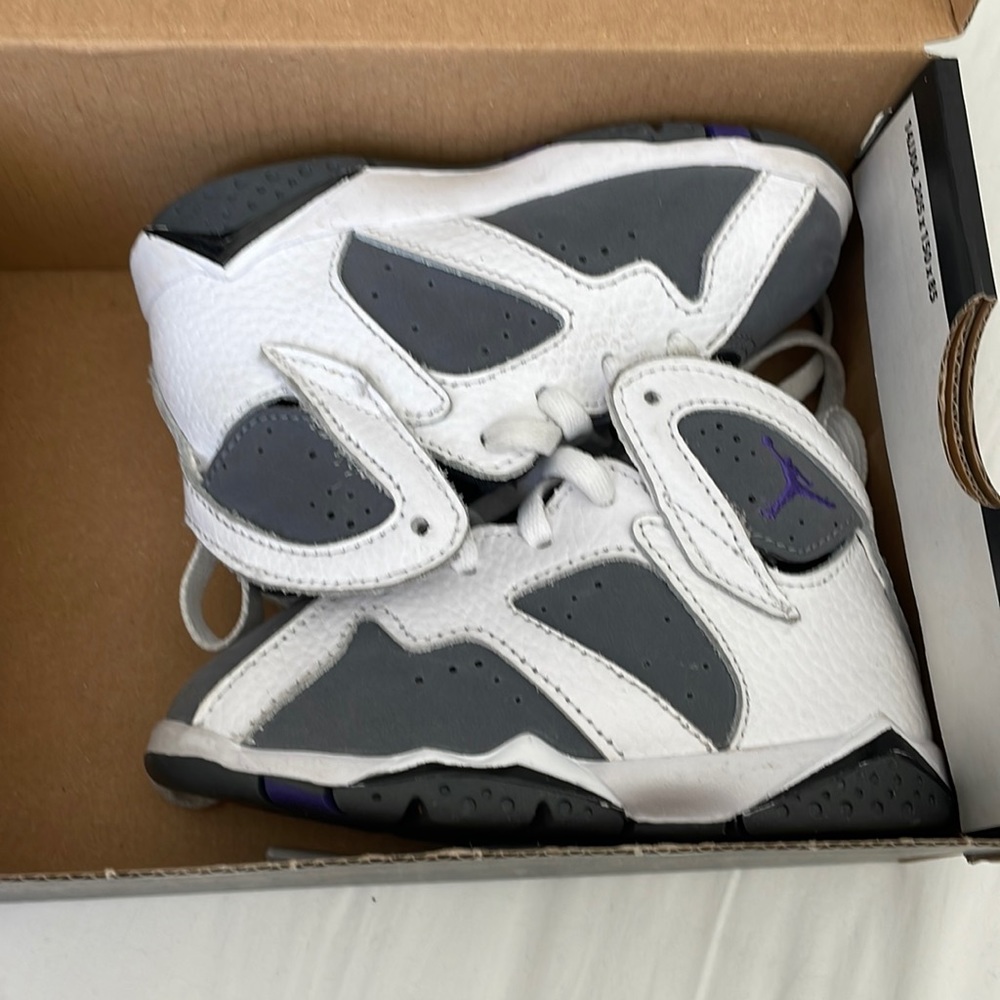 Toddler Retro Jordan size 7c in good condition.